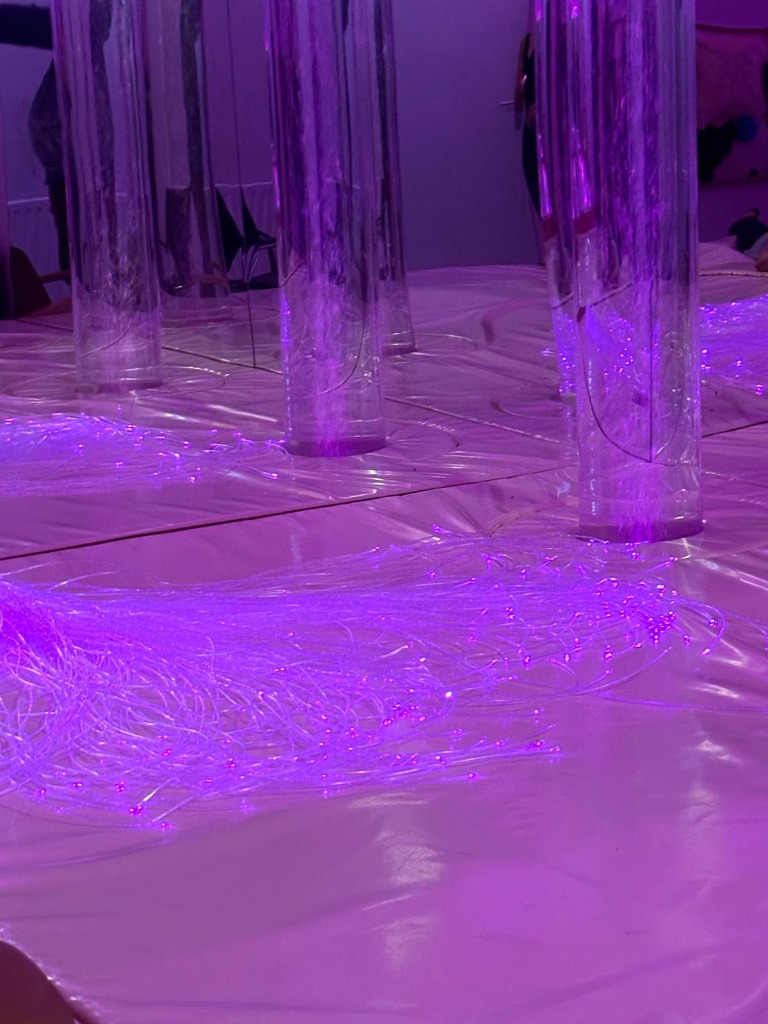 Fibras ópticas de color púrpura y columnas de burbujas Snoezelen